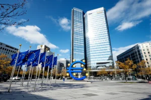 BCE : les taux directeurs maintenus à 2 % malgré une inflation envolée à 3 %