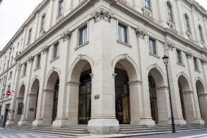 Intesa Sanpaolo lance une offre de 30,6 milliards d&rsquo;euros sur Monte dei Paschi pour devenir la deuxième banque d&rsquo;Europe