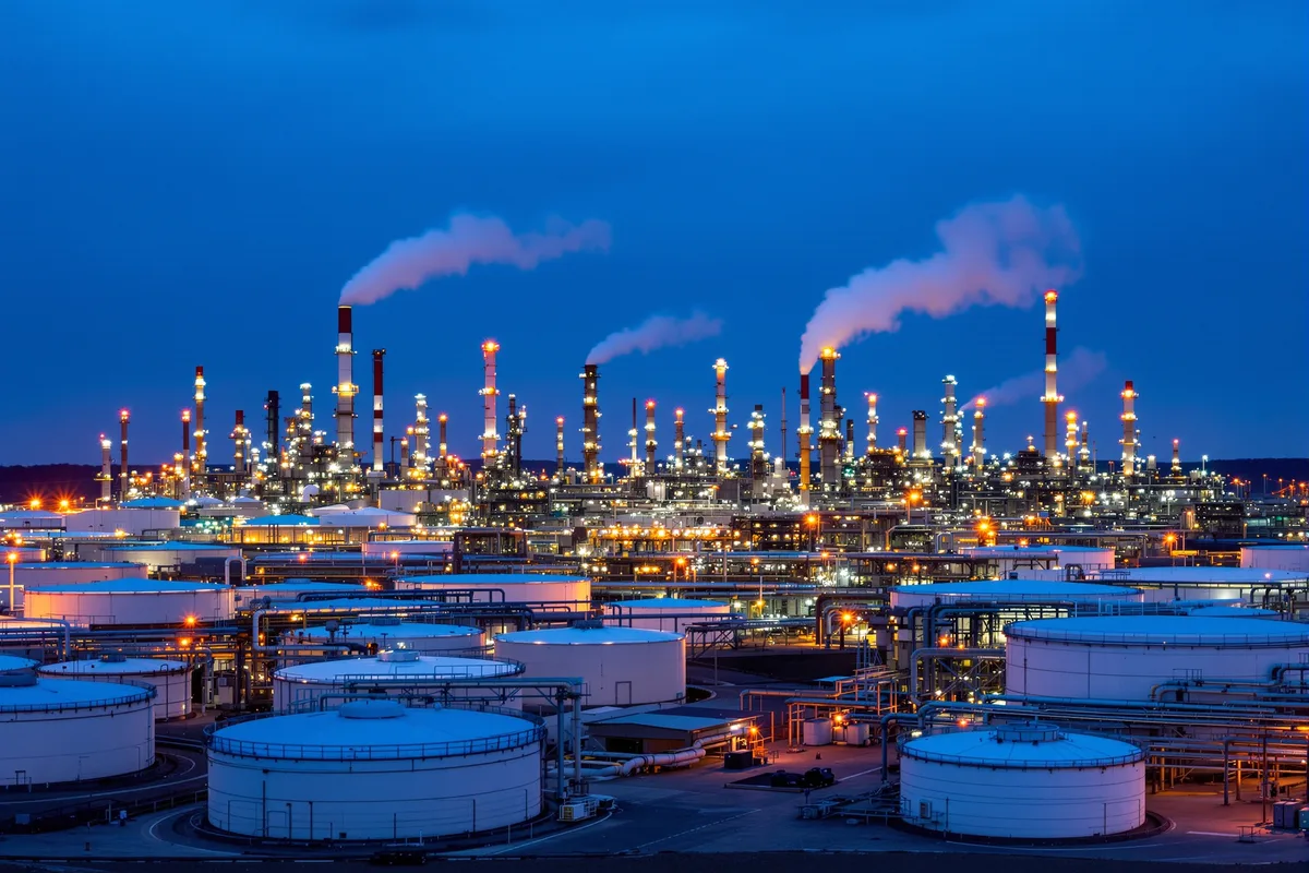 Raffinerie petroliere et bacs de stockage au crepuscule