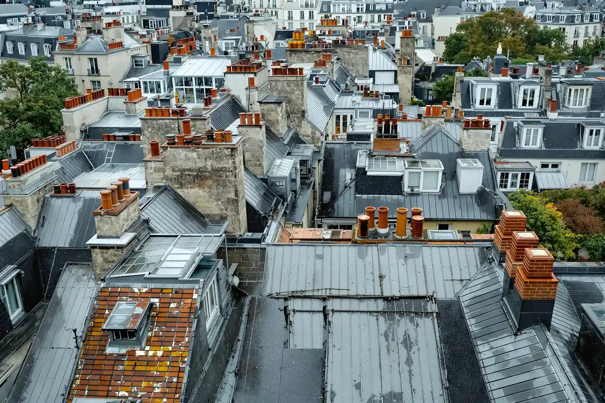 Toits en zinc d'immeubles haussmanniens à Paris
