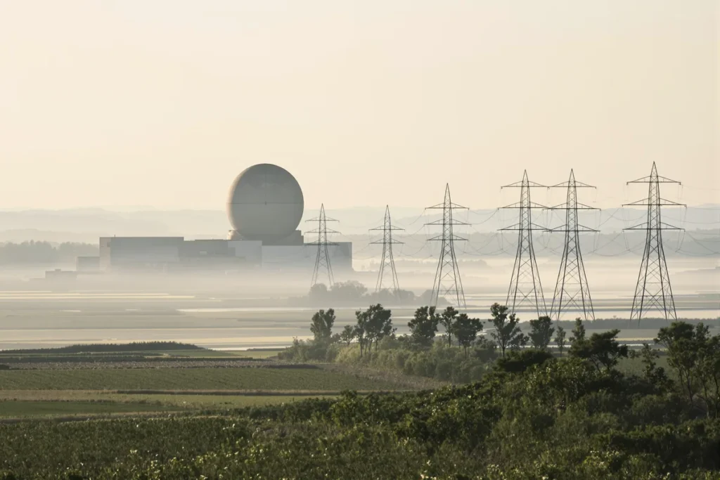 Centrale nucléaire désaffectée et lignes à haute tension dans la plaine du Pô, en Italie