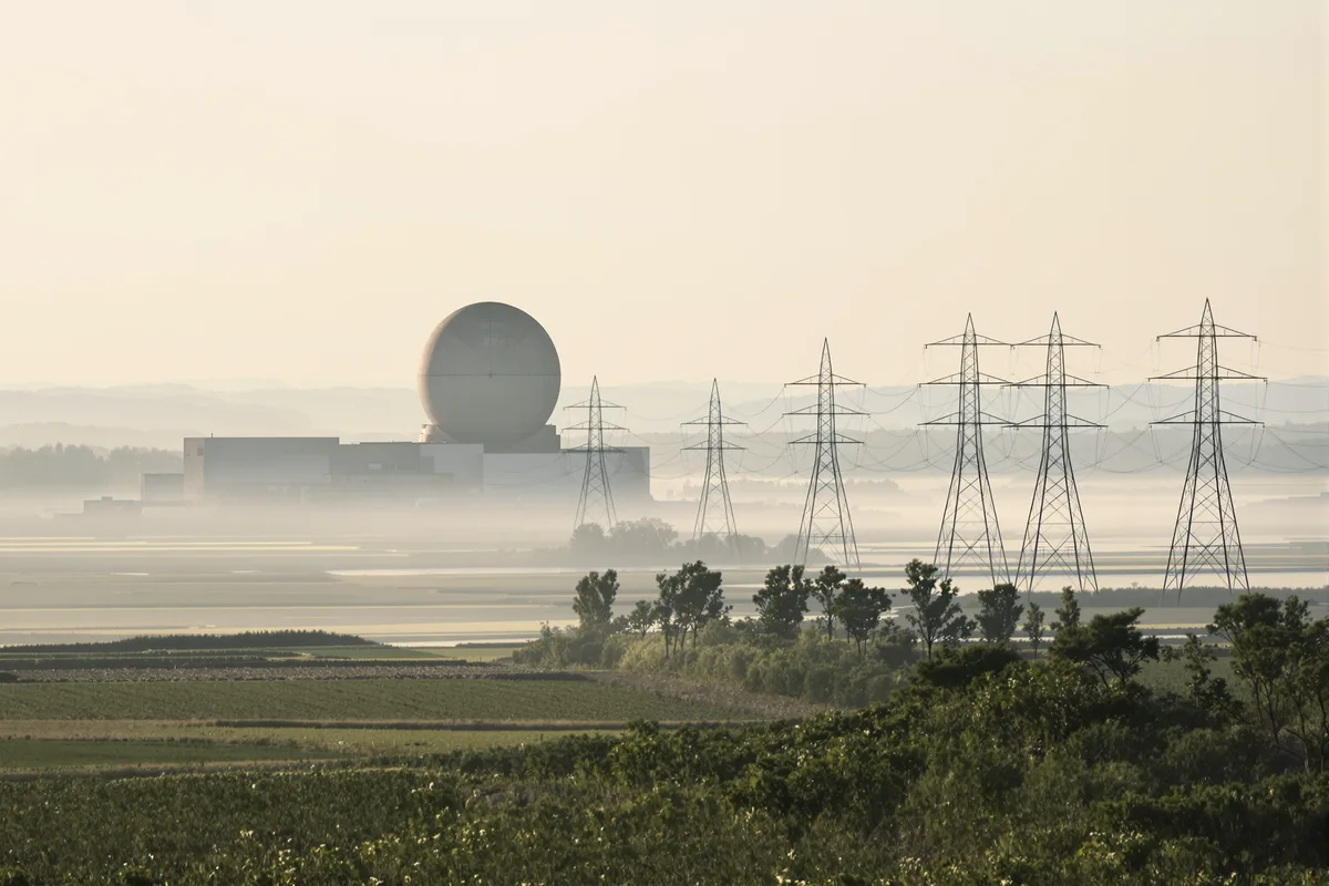 Centrale nucléaire désaffectée et lignes à haute tension dans la plaine du Pô, en Italie