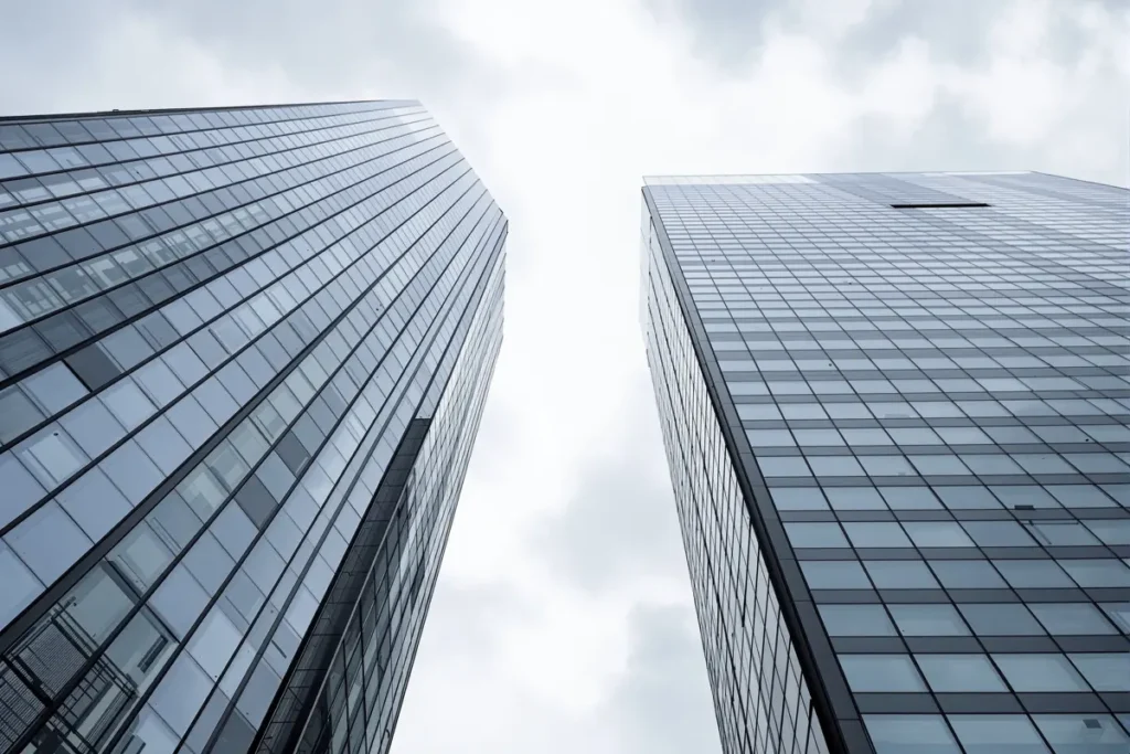 Deux tours de bureaux en verre vues en contre-plongée