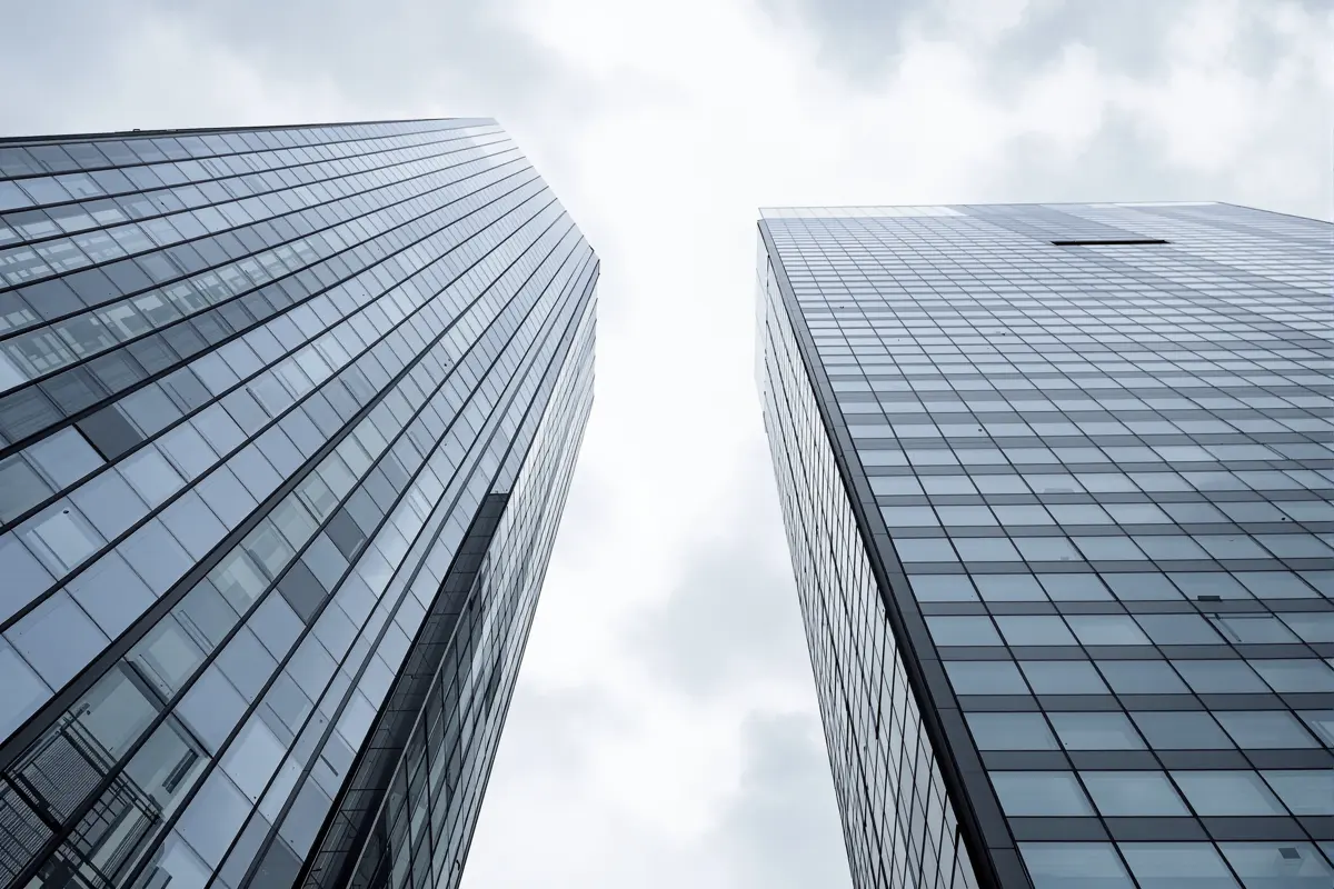 Deux tours de bureaux en verre vues en contre-plongée